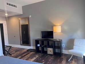 1 bedroom, WiFi, bed sheets - Northport Inn Boutique Hotel Room 6 (Northport)