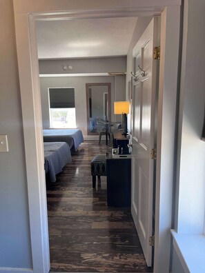 1 bedroom, WiFi, bed sheets - Northport Inn Boutique Hotel Room 9 (Northport)