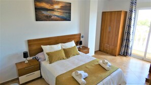 3 slaapkamers, een strijkplank/strijkijzer, reisbedje, gratis wifi