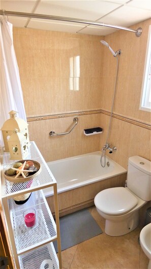 Baignoire, sèche-cheveux, bidet, serviettes fournies
