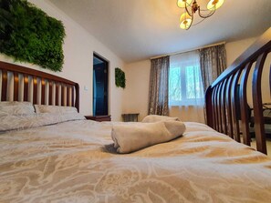 4 bedrooms, desk, free WiFi, bed sheets - Find your peace and explore nature`s beauty at The NEST(la CUIB)! (Câmpulung Moldovenesc)