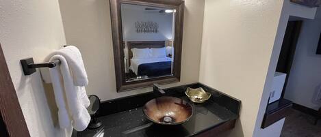 1 bedroom, desk, free WiFi, bed sheets