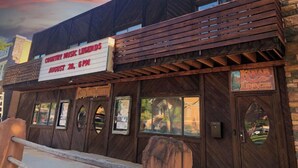 A rustic building with a sign for "Country Music Legends" on August 28 at 6 PM. - Welcome To The New Kanab Lodge Suite 22 (Kanab)
