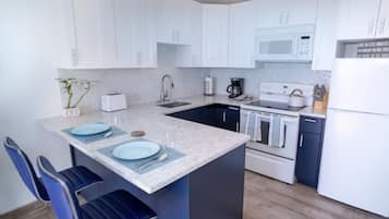 Jääkaappi, mikroaaltouuni, uuni, liesi