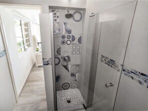 Shower, hair dryer, towels, soap - Easy location, Ocean view, Sunsets, Jeep Available, Solar, Battery Power, Wifi (St Thomas)