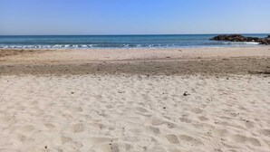 A beach with clear skies and calm waves. - Beachfront apartment with pool, air conditioning and wifi (Frontignan)