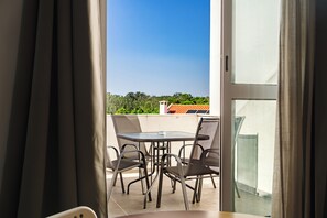 Familierom, flere senger, ikke-røyk, bassengutsikt | Terrasse/patio