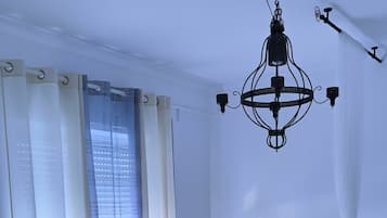 家庭四人房, 1 間臥室, 非吸煙房, 私人浴室 | 客廳 | 15 厘米平面電視連有線電視頻道、電視、Netflix