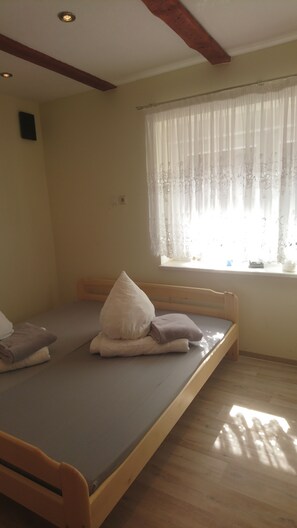 1 bedroom, travel cot, free WiFi, bed sheets - Vacation for the whole family - near the Halbendorf lake (Schleife)