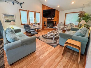 TV, fireplace, DVD player, stereo - HCKORY, DICKORY DUCK - 5 BR with Private Pool, 600 yards to beach (Southern Shores)