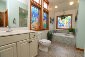 Combined shower/tub, towels
