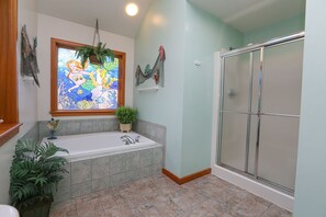 Combined shower/tub, towels