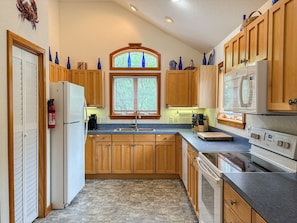 Coffee/tea maker, fridge, microwave, oven - HCKORY, DICKORY DUCK - 5 BR with Private Pool, 600 yards to beach (Southern Shores)