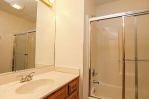 Combined shower/bathtub, towels
