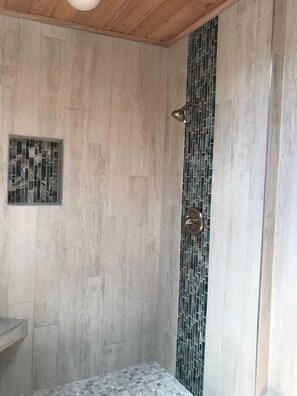 Baignoire, sèche-cheveux, serviettes fournies, savon