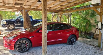 Beautiful waterfront bungalow. Great for family vacation or couples fishing week