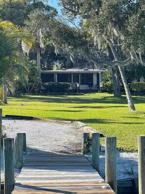 Exterior - Beautiful waterfront bungalow. Great for family vacation or couples fishing week (Sebastian)