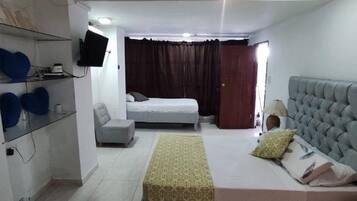 1 habitación, decoración personalizada y muebles diferentes