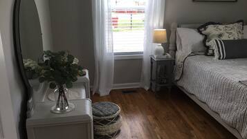 2 bedrooms, iron/ironing board, travel cot, free WiFi