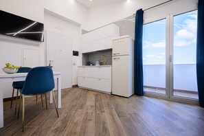 Fridge, stovetop, coffee/tea maker, electric kettle