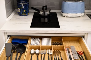 Réfrigérateur, plaque de cuisson, cafetière/bouilloire