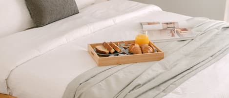 2 makuuhuonetta, työpöytä, äänieristys, silitysrauta/-lauta