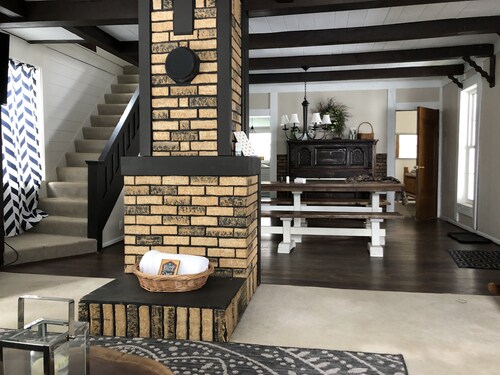 Amish country Farmhouse in quiet Holmes County with fishing