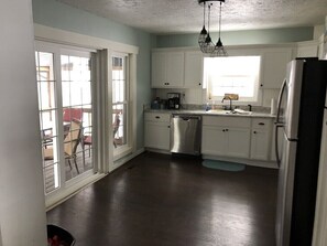 Fridge, microwave, oven, stovetop - Amish country Farmhouse in quiet Holmes County with fishing (Killbuck)