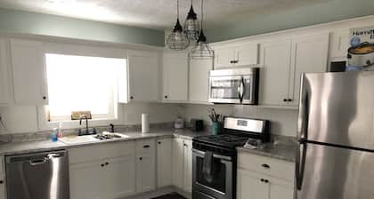Amish country Farmhouse in quiet Holmes County with fishing