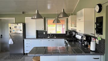 冷蔵庫、電子レンジ、オーブン、コンロ
