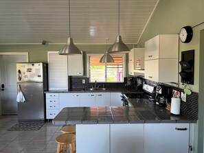 Jääkaappi, mikroaaltouuni, uuni, liesi