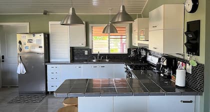 Gorgeous 3 BR Country House – Free WiFi | Parking