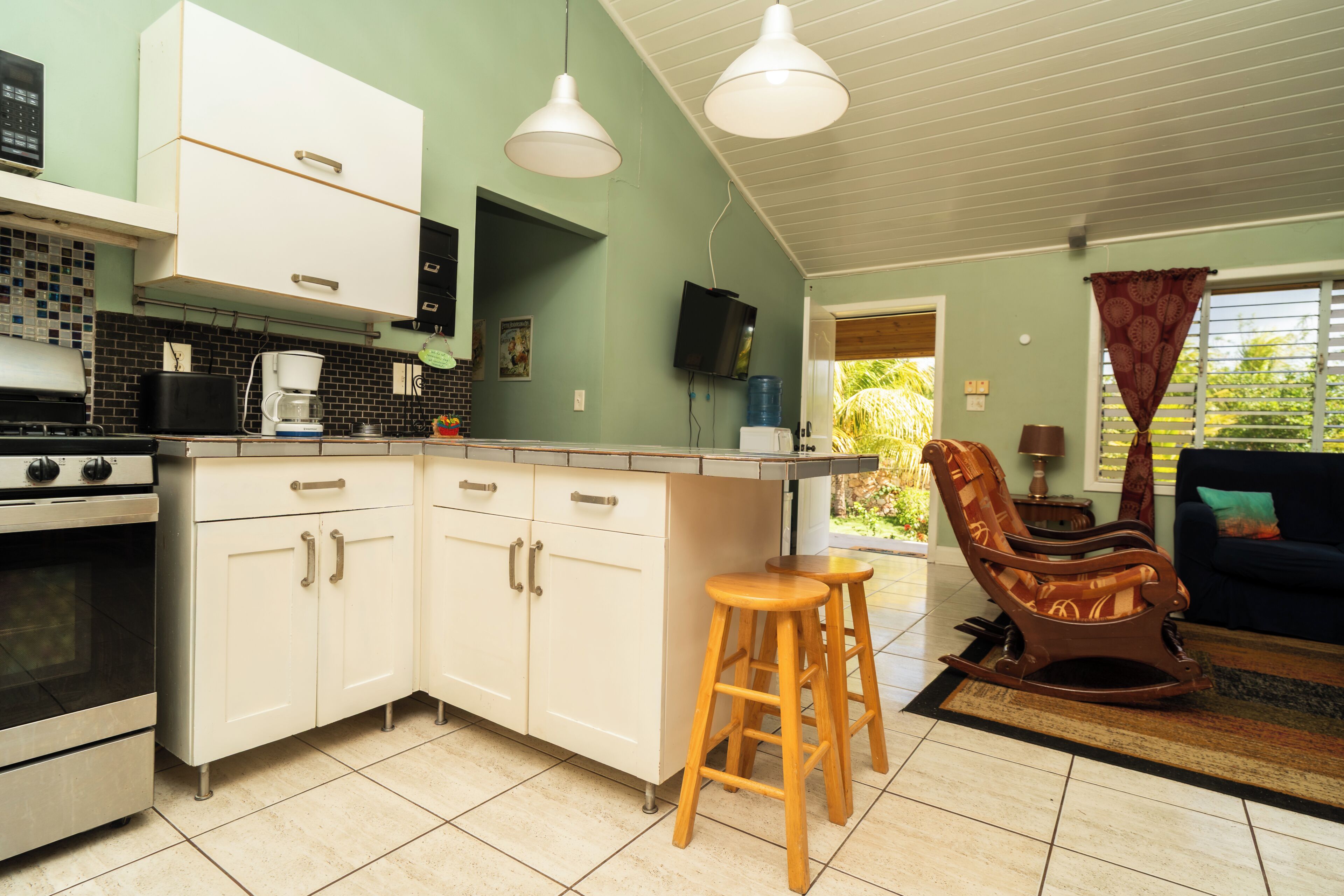 冷蔵庫、電子レンジ、オーブン、コンロ