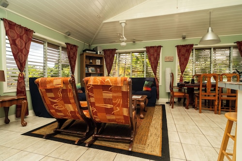 Gorgeous 3 BR Country House  – Free WiFi | Parking 