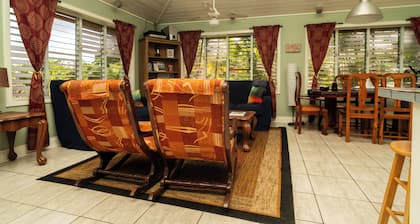 Gorgeous 3 BR Country House – Free WiFi | Parking