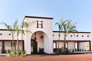 Vista frontal de la propiedad