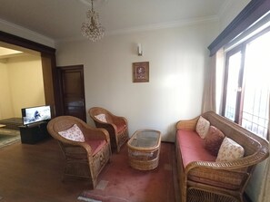 Smart TV - Peace Home Apartment at Swayambhu. Near Monasteries. Can walk to Thamel 2.5km (Dallu Aawas)