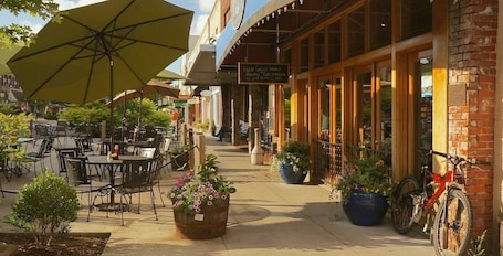Outdoor dining. Main Street Studio with free parking