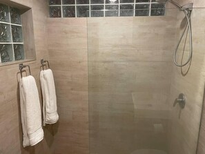 Séchoir à cheveux, serviettes fournies