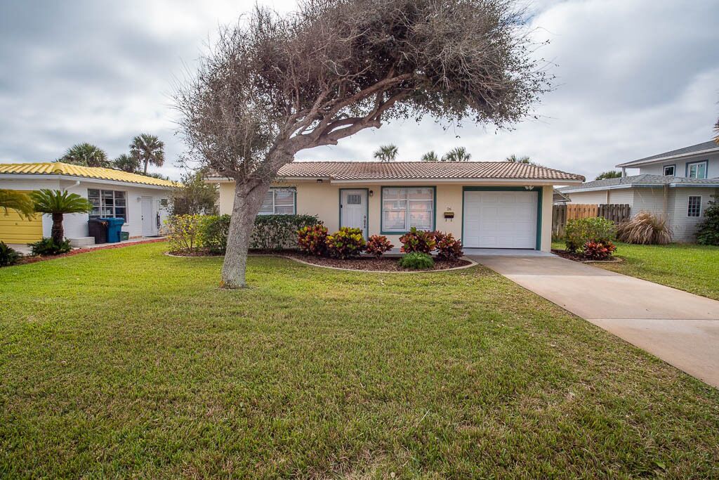 Adorable Beach Bungalow just Steps from the BEACH!!
