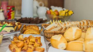 بوفيه فطور مجانًا يوميًا