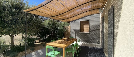 屋外ダイニングエリア
