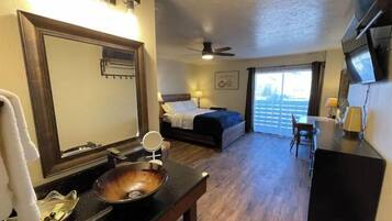 1 bedroom, desk, free WiFi, bed sheets