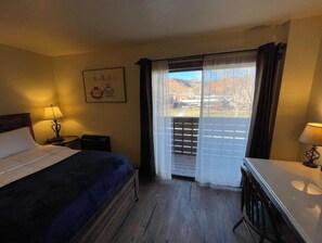 1 bedroom, desk, free WiFi, bed sheets