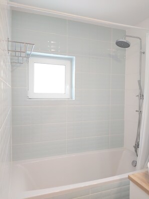 Ensemble douche/baignoire, baignoire à jets, sèche-cheveux