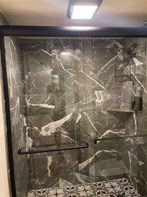 Dusche, Haartrockner, Handtücher, Toilettenpapier