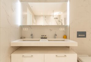 Dusche, Haartrockner, Handtücher, Seife