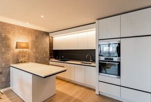 Een koelkast, een microgolfoven, een oven, een kookplaat