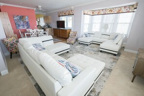 TV - Getaway with river views - 3 bed, 2.5 bath condo on the St. Clair River, U4
(Marysville)