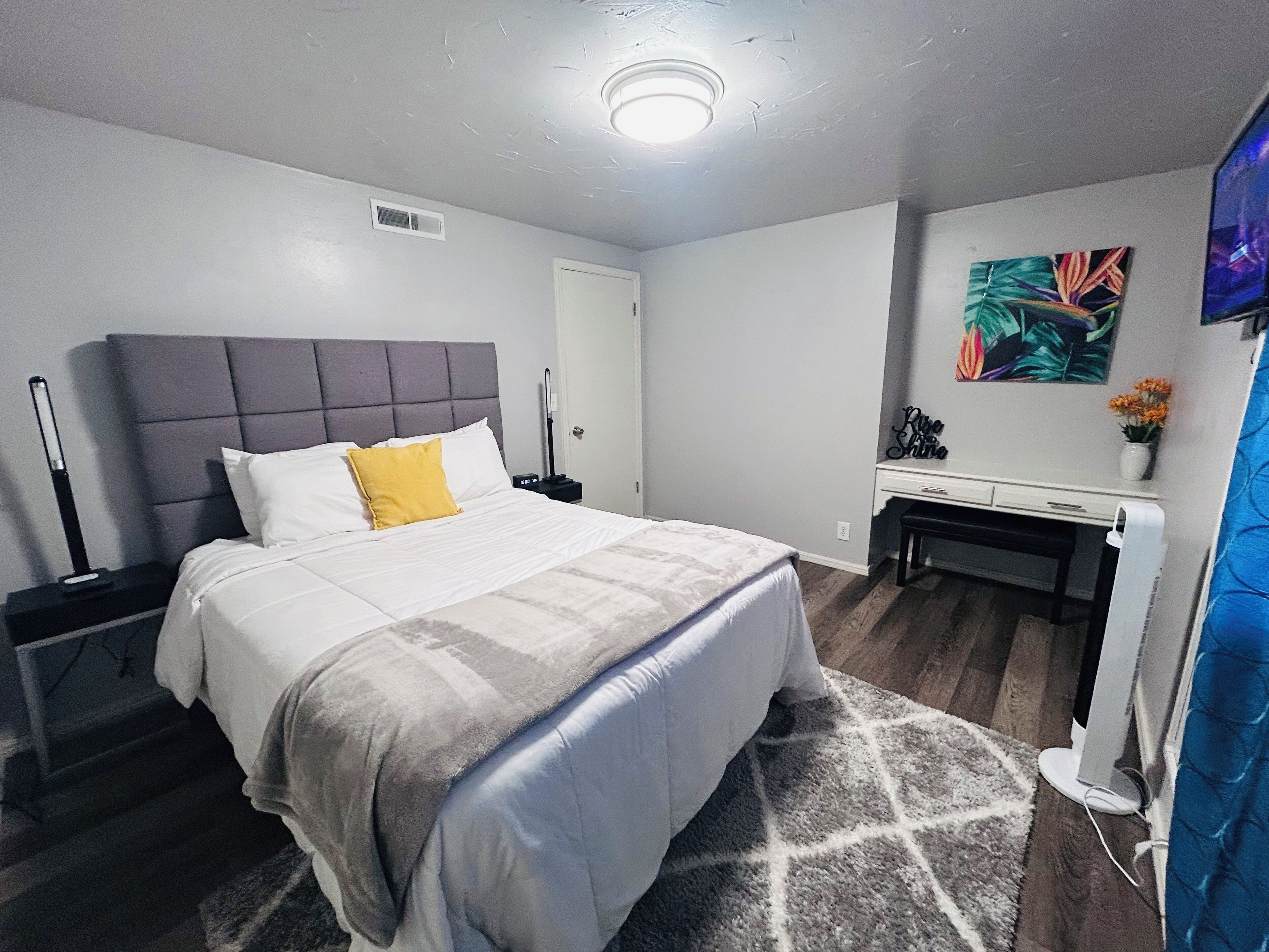 4 عدّة غرف نوم ومكتب ومكواة/لوح كي وسرير سفر